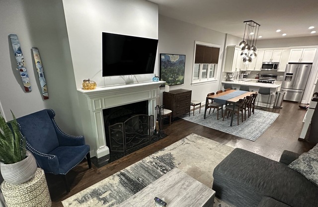 Spacious 3-bedroom 3-bath duplex in Old Town, Chicago
