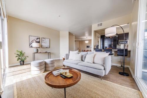Spacious 3-Bedroom 3BTH Apt in Marina Del Rey! Pool, Hot Tub, Free Parking