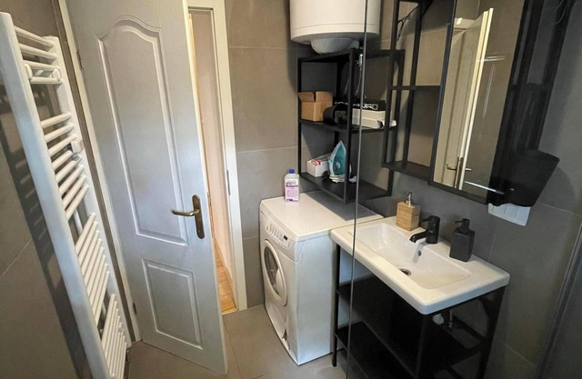 Spacious 3-bedroom apartment + FREE parking