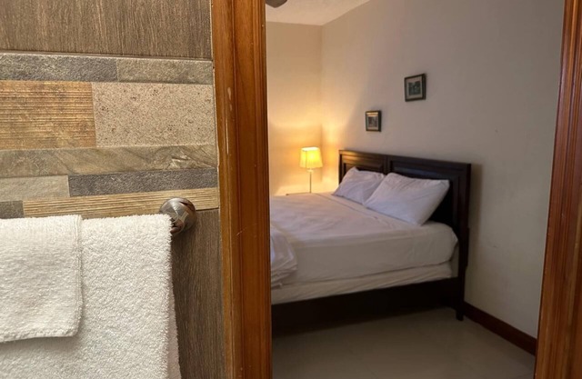 Spacious 3-bedroom apartment in Kingston with WiFi, AC & Pool