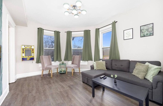 Spacious 3 Bedroom Apartment - 10 Minutes to Downtown - Sleeps up to 10