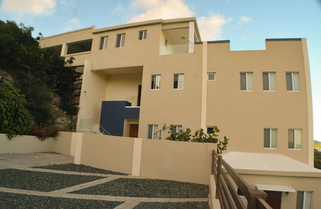 Spacious 3-bedroom apartment with WiFi, AC in tranquil Tortola