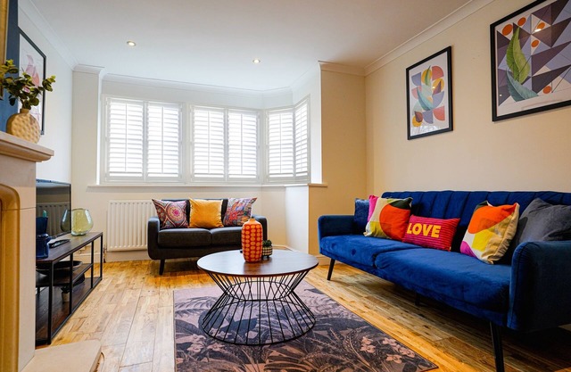 Spacious 3 Bedroom House Sleeps 6 |Driveway|Garden