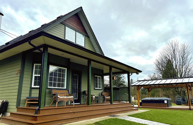 Spacious 3 bedroom Guest home with large swim spa and a fire-pit!