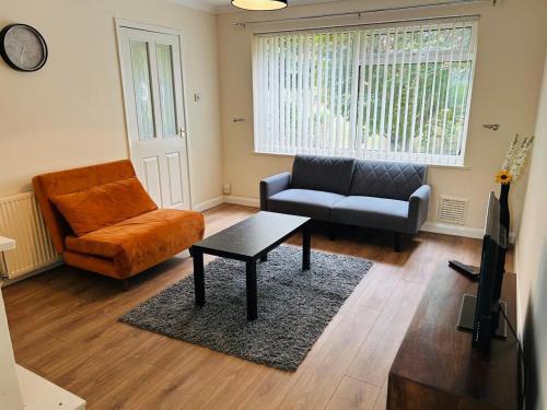 Spacious 3 Bedroom house with free on-street parking, Close to Airport and Town Centre