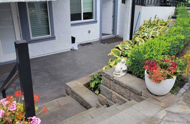 Spacious 3-bedroom Suite in fabulous Surrey Wi-Fi, EV Charging, Basketball Court