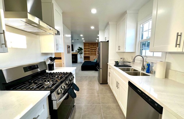 Spacious 3-Bedroom + Bonus Room – Sleeps 8 – Prime Tarzana Location
