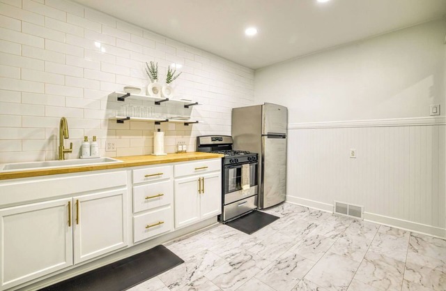 Spacious 3-bedroom with AC and WiFi in charming Syracuse