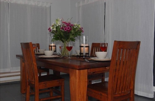 Spacious 3 BR Character Home steps from Ruby Lake with Boat Access