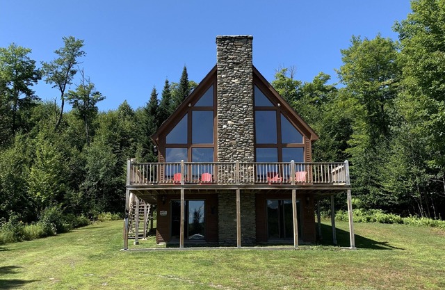 Spacious 3-Level Cabin Retreat-Sleeps 10, Wrap Around Deck, Peaceful and Private