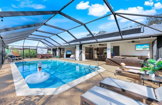 Spacious 3BD vacation Home w/Pool, lanai & Hot Tub- Near Beaches by Elevated Escapes Group