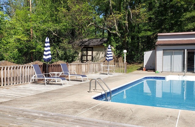 Spacious 3BR 3.5 Ba House with Pool