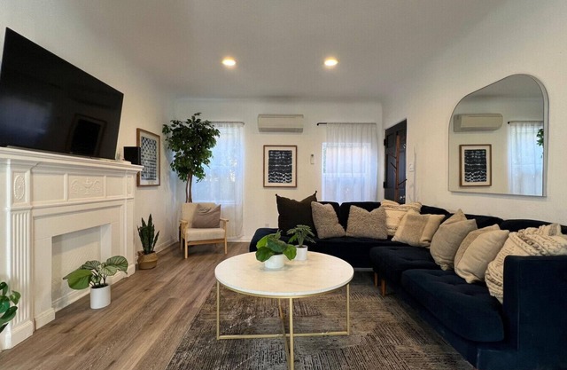 Spacious 3BR/3BA Home Private Yard in Culver City