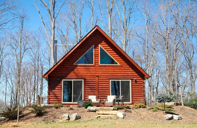 Spacious 3BR log cabin with private loft and open kitchen/living space