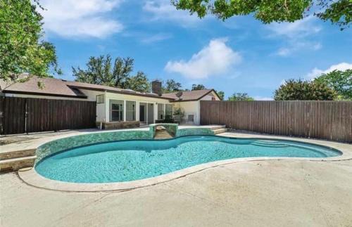 Spacious 3BR Oasis Pool Fire Pit & Family Fun