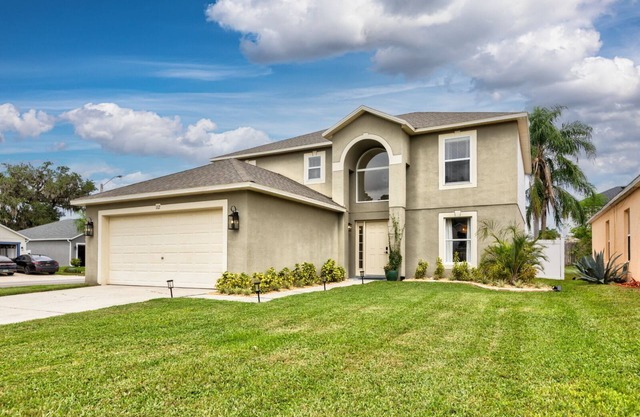 Spacious 4+1 bedroom house in Sanford with fast WiFi, A/C, & sleeping up to 12!n