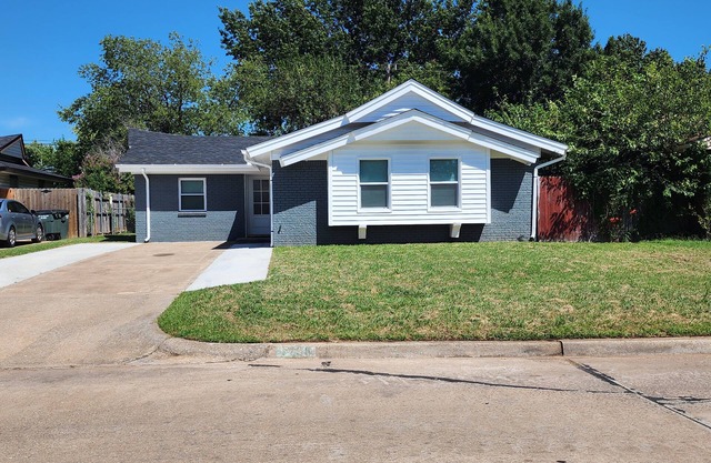 Spacious 4-bdr house in charming Del City with AC, WiFi and 9 min of Tinker AFB