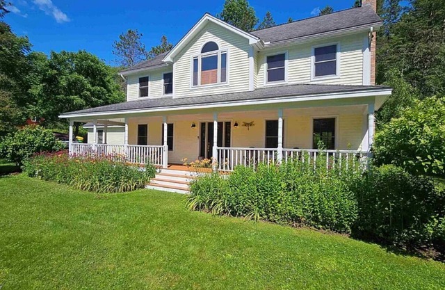 Spacious 4 bed 2.5 bath Modern Colonial in Waterbury Center