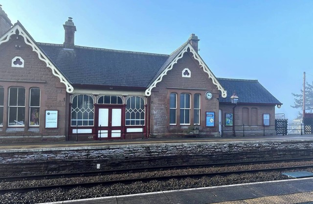 Spacious 4 bed apartment - pet friendly - Langwathby Station Cottage, spotless & unique 4 bedroom cottage with EV charging station & free parking near lakes