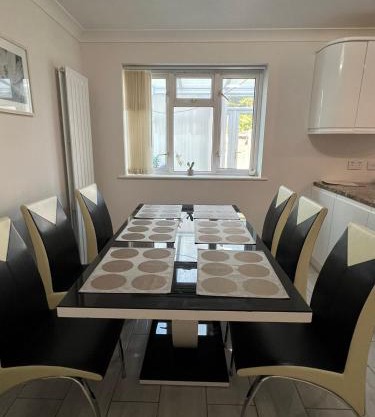 Spacious 4 bed Farnborough AirShow