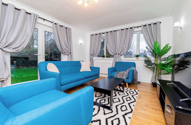 Spacious 4 Bed House w Parking in Milton Keynes