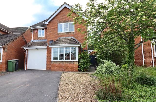 Spacious 4 Bed Home in Winchester with Garden & Parking
