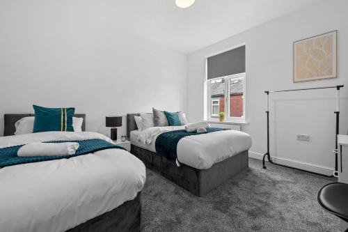 Spacious 4-Bed Luxury Home - Garden, Free Parking, Sleeps 8