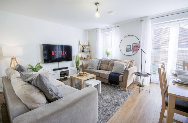 Spacious 4 Bed Modern Townhouse with Parking