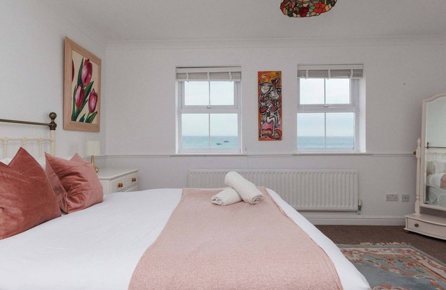 Spacious 4-Bed Seaside Retreat in Selsey