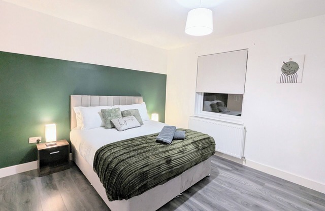 Spacious 4 Bed/Sleeps 8