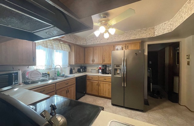 Spacious 4 bedroom 7 beds house with AC, WiFi in welcoming Sterling Heights