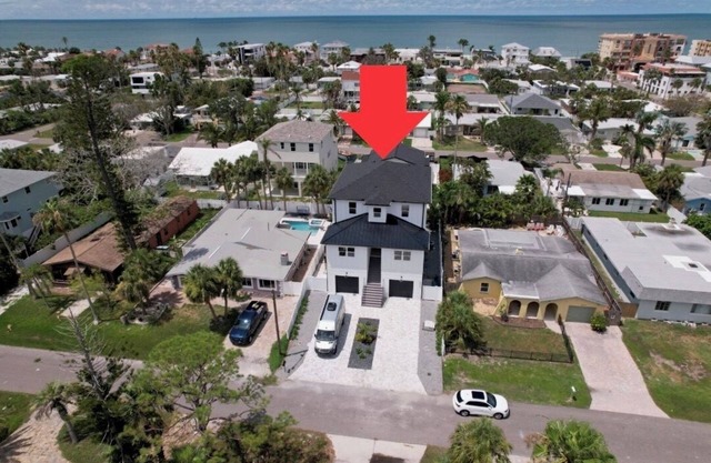 Spacious 4-bedroom house with WiFi, outdoor oasis in beautiful Redington Beach