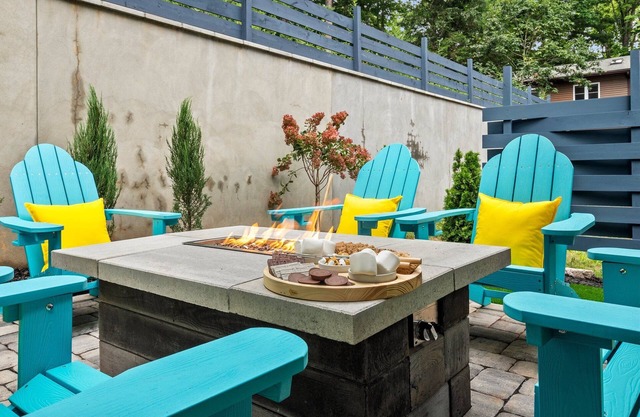 Spacious 4-bedroom house in charming Black Mountain with Game Room and Hot Tub