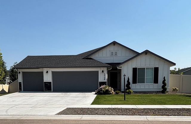 Spacious 4 bedroom 3 bath home in Nampa sleeps 10