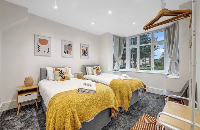 Spacious 4 bedroom 4 bath-Free Parking Great Links
