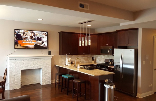 Spacious 4 Bedroom (5 queen beds) 2 Bath in the kenwood neighborhood