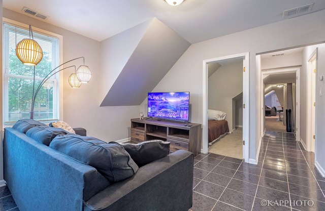 Spacious 4-bedroom apartment with AC and WiFi in terrific Chicago