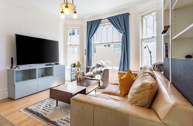 Spacious 4 bedroom Apt Walk 2 UC