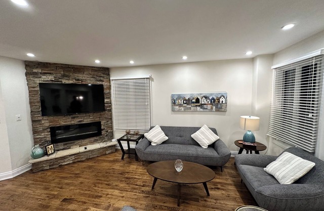 Spacious 4 Bedroom Stay Near Premium Outlets