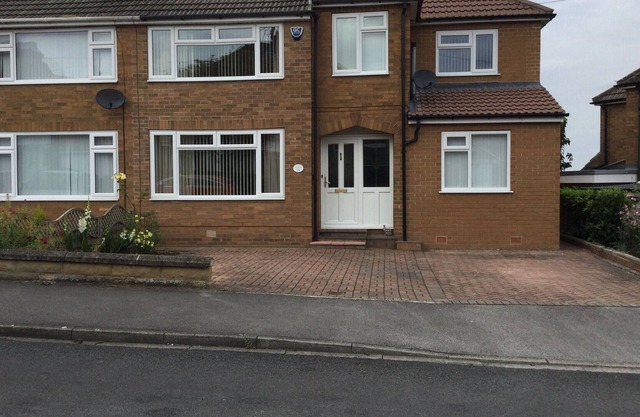 Spacious 4 bedroom house, in Boston Spa between York, Harrogate & Leeds Sleeps 9