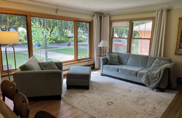 Spacious 4-bedroom house near Lake Phalen with AC, WiFi
