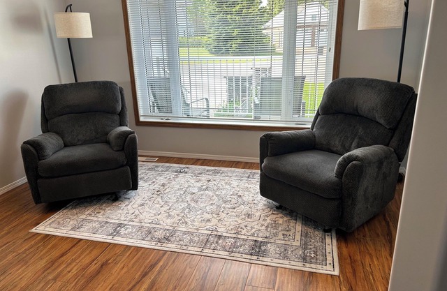 Spacious 4-bedroom house in charming Cardston with AC, WiFi