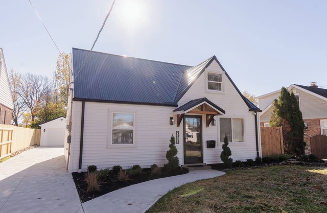 Spacious 4-bedroom house in awesome Cleveland with AC, WiFi