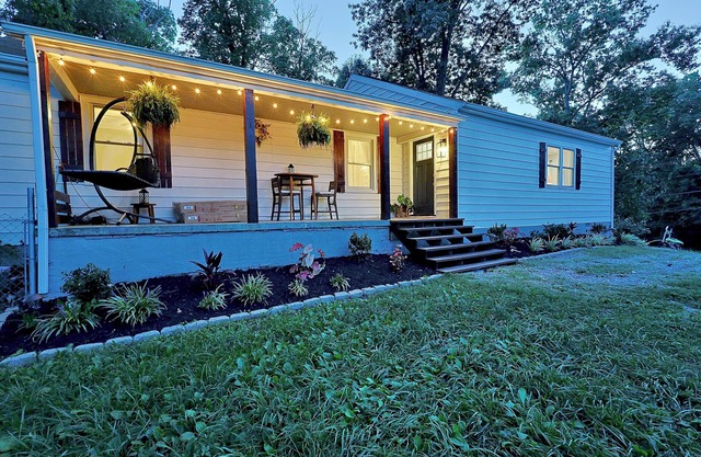 Spacious 4 Bedroom House Close to Downtown