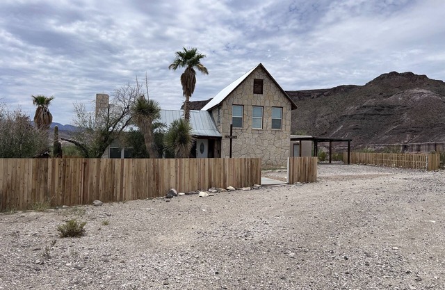Spacious 4 bedroom home/sleeps 10/just minutes from State and National Park.