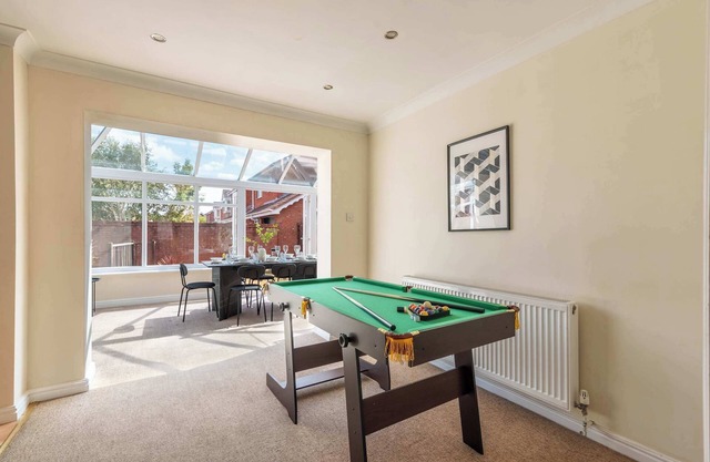 Spacious 4 Bedroom Home near Bristol