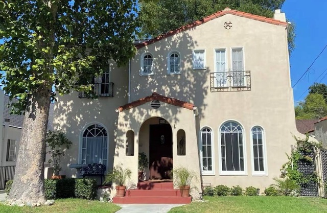 Spacious 4-bedroom house with AC and WiFi in beautiful Glendale Pet Friendly!