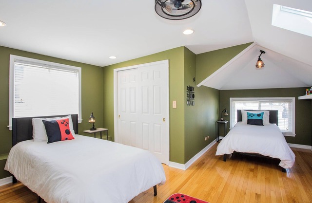 Spacious 4-bedroom house in charming Chicago with Game room and outdoor dining
