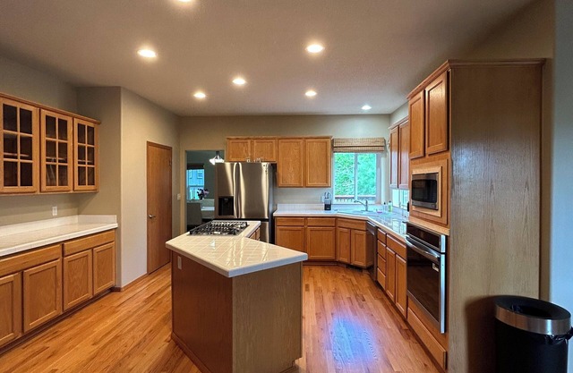 Spacious 4-bedroom house in charming Gresham with WiFi, AC, kitchen appliances,
