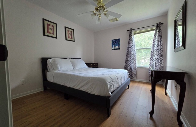 Spacious 4-bedroom house in nice Houston area, game room and a studio